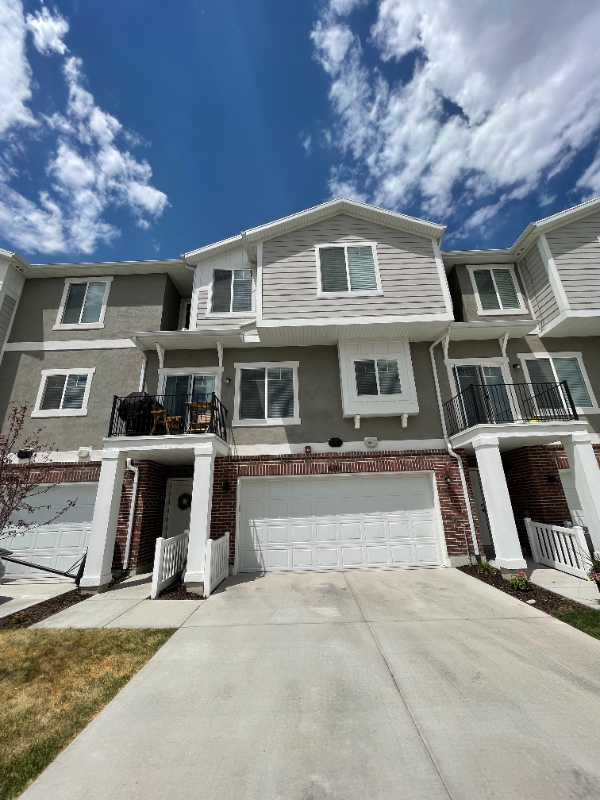 Riverton Townhome: 4214 W Frontier Park Ct