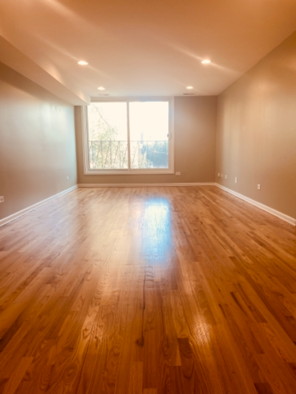 Chicago Apartment: 2720 E 75th St