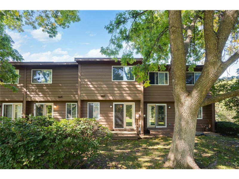 North Saint Paul Townhome: 2458 Crestwood Drive