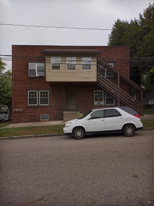 Massillon Apartment: 206 Edwin Ave SE