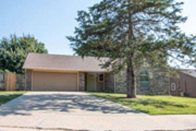 Fayetteville House: 2733 E. Country Way