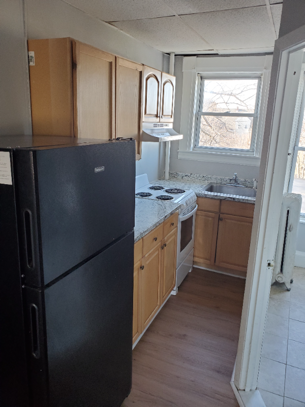 Manchester Apartment: 490 Pine St #3