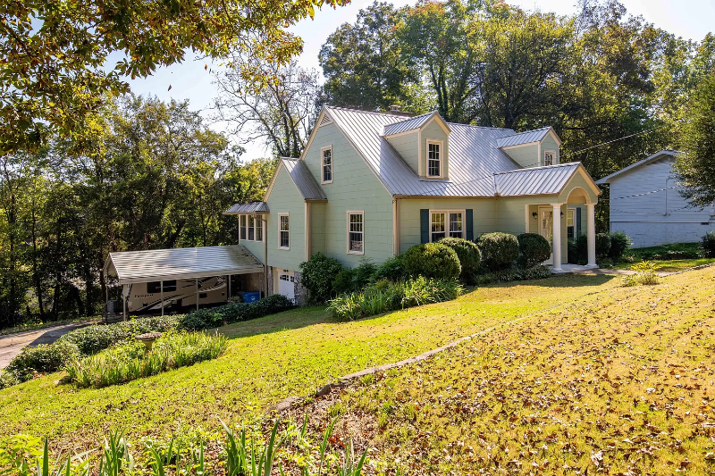 Chattanooga House: 510 Las Lomas Dr