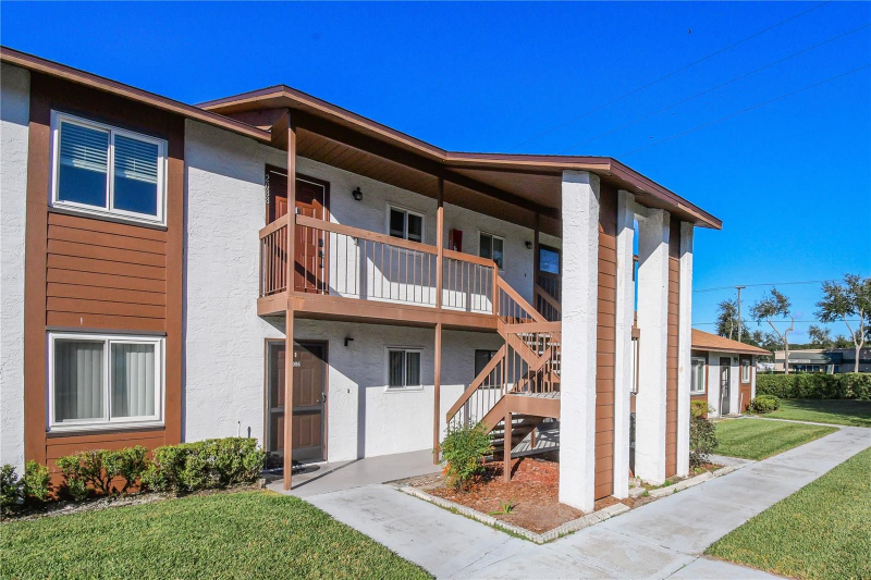 Zephyrhills Condo: 39132 County Rd 54