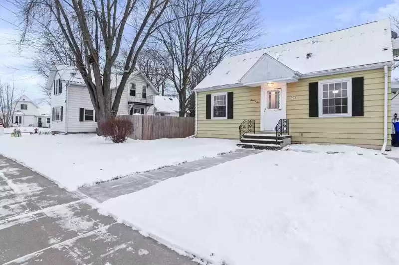 Kaukauna House: 705 Draper St