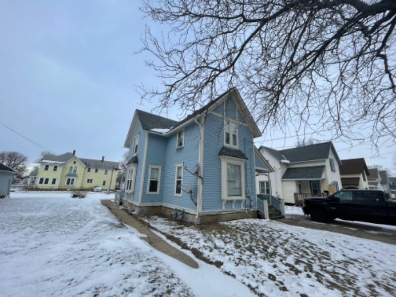Beloit Apartment: 806 8th street