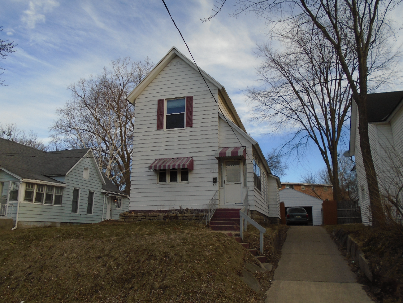 Grand Rapids House: 935 Baraga St NE
