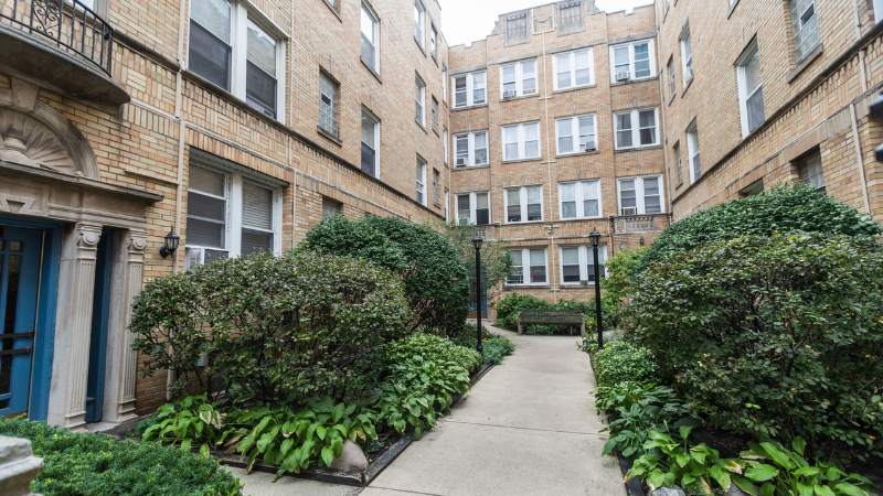 Chicago Condo: 840 W Ainslie St