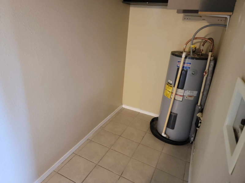 Salem House: 290 Elma Ave NE