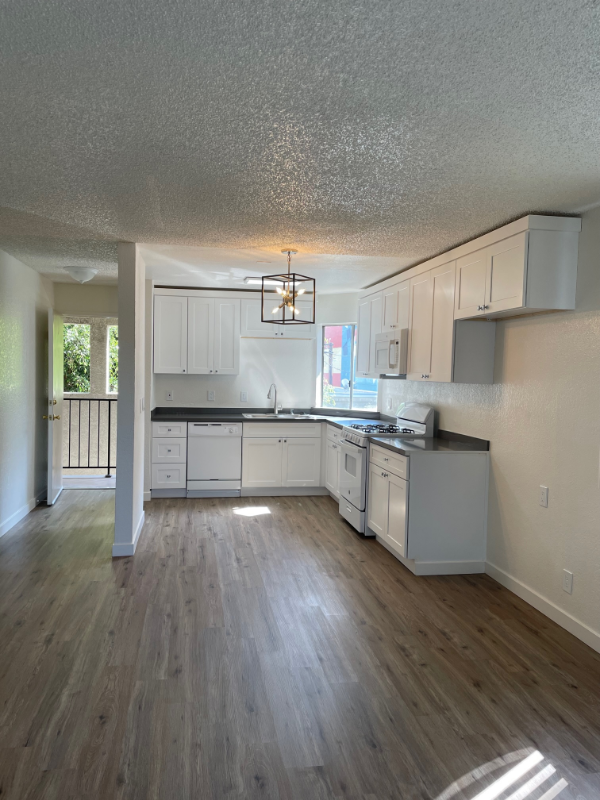 Long Beach Apartment: 220 E 12th St
