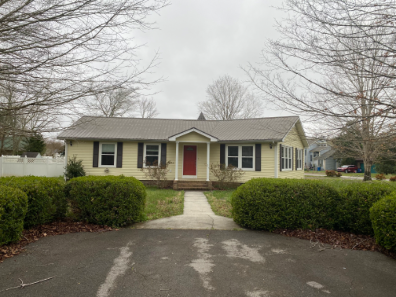 Manchester House: 391 Mortons Lake Rd