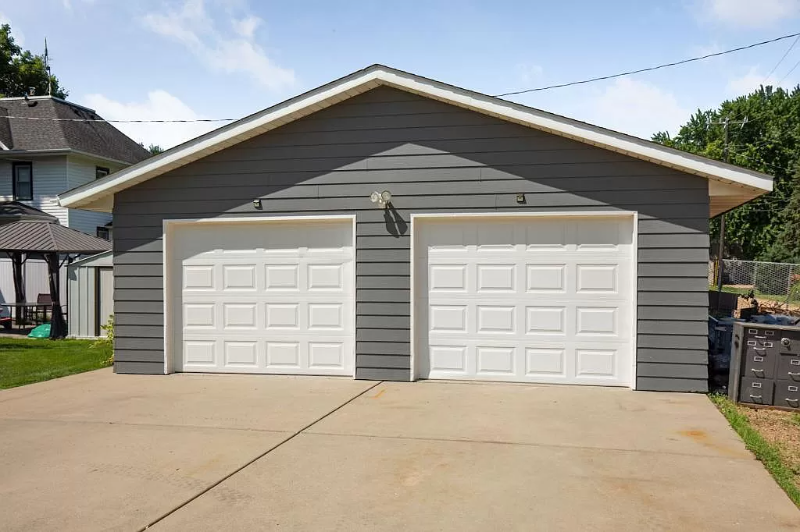 Cologne House: 212 Lake St E