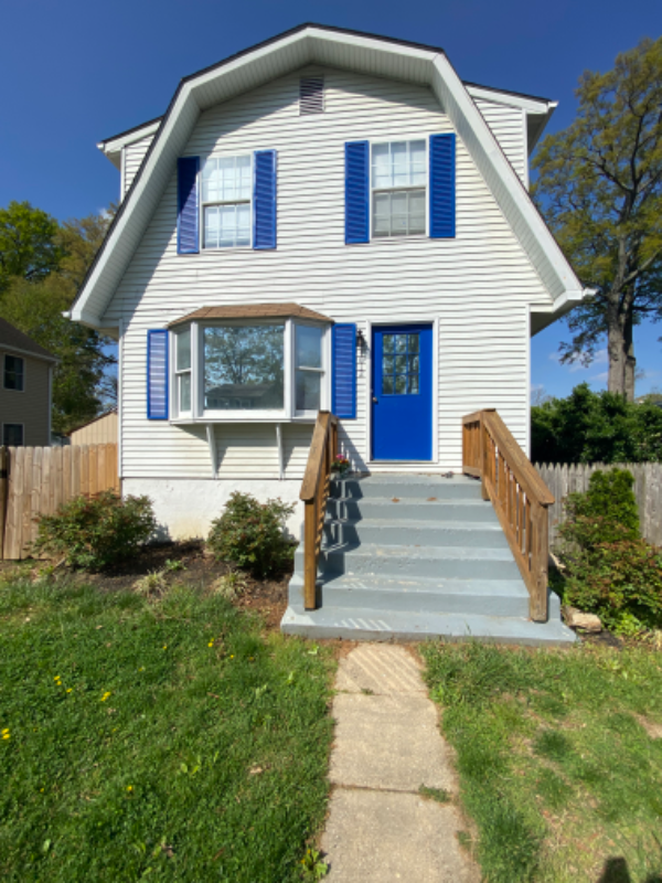 Edgewater House: 1612 Hilltop Rd