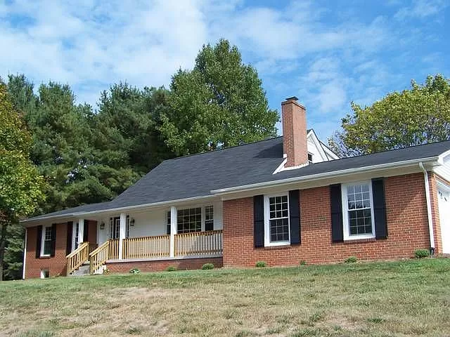 Blacksburg House: 302 little circle